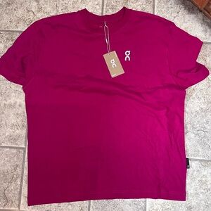 On cloud Men’s Large Running Magenta Logo Tee